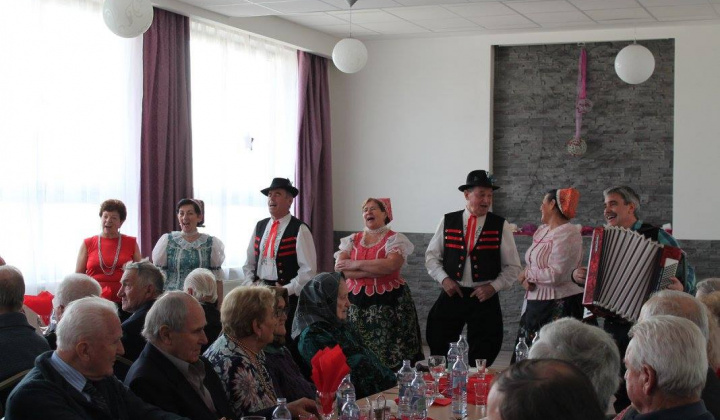 Posedenie seniorov nad 75 rokov  Posedenie seniorov nad 75 rokov